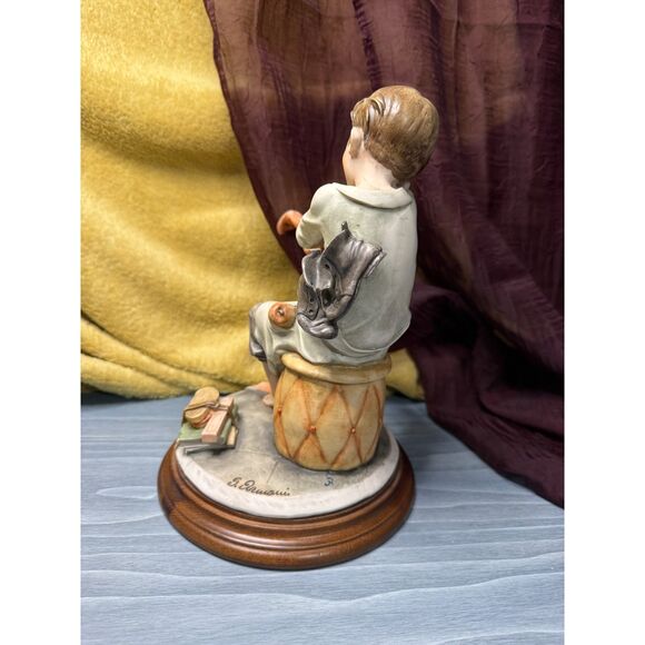 Giuseppe Armani 9" Figurine, “Boy Putting on Sock” – Florence Collection, Italy - Picture 12 of 15
